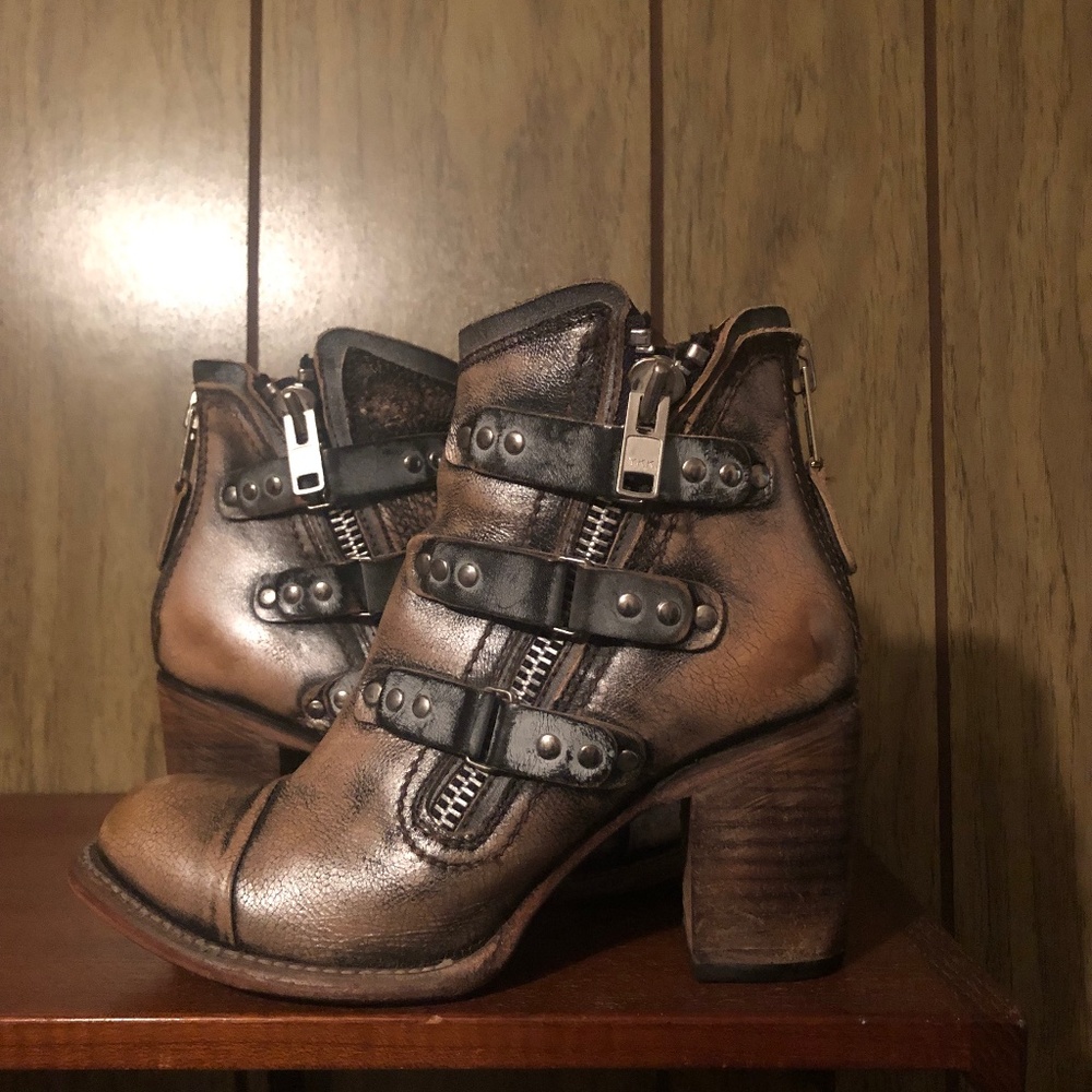 Freebird Beckett Distressed Pewter Leather Buckled And Zippered Ankle Boots sz 9